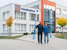 Jörg Hutzel und Manuel Faißt vor HandlingTech Firmengebäude