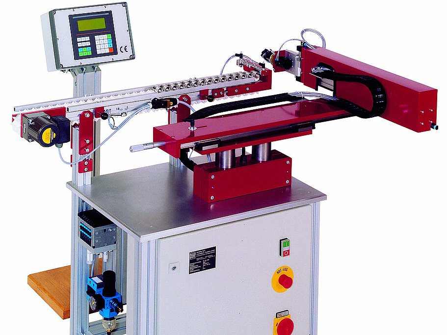 Pneumatic PROAX automation from HandlingTech for the loading of lathes