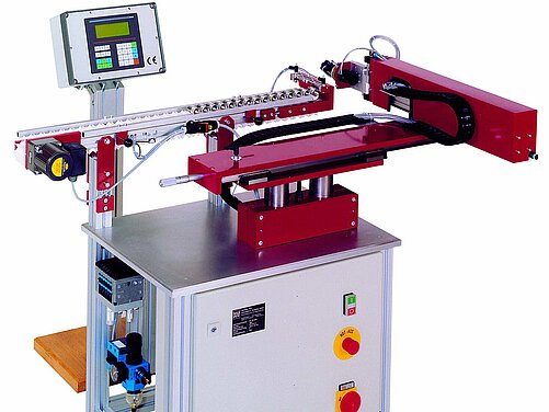 Pneumatic PROAX automation from HandlingTech for the loading of lathes Pneumatic PROAX automation from HandlingTech for the loading of lathes
