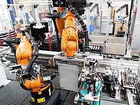 HandlingTech enables automated chain assembly at Kässbohrer: Two robots share the work. 