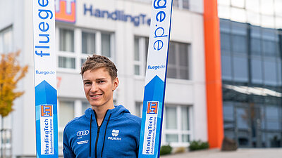 Manuel Faißt vor HandlingTech Firmengebäude