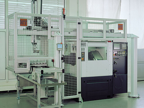 Linear lineX automation from HandlingTech in combination with Spinner lathe