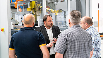 Consultation next to a HandlingTech robot cell